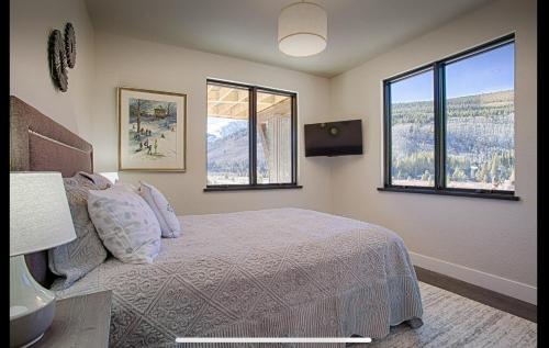 The Heartstone Mountain Chalet Private Hot Tub and Quandary Views - image 8