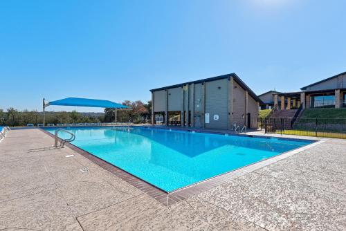 Point Venture - Lakefront Park Pool Golf Tennis townhouse - image 2
