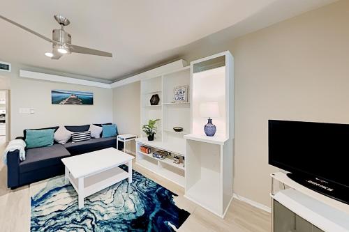Point Venture - Lakefront Park Pool Golf Tennis townhouse - image 3