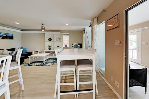 Point Venture - Lakefront Park Pool Golf Tennis townhouse - image 5