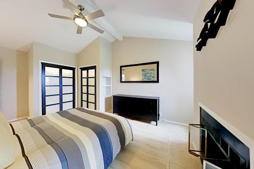 Point Venture - Lakefront Park Pool Golf Tennis townhouse - image 10