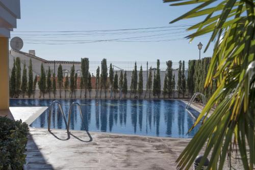 Fantastic 2 bedroom fully furnished modern apartment in walking distance to all amenities