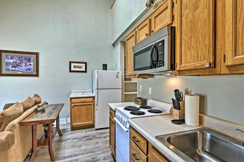 Cozy Mountain Condo with Pool 2 Mi to Granby Ranch!