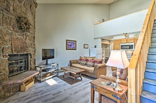 Cozy Mountain Condo with Pool 2 Mi to Granby Ranch!