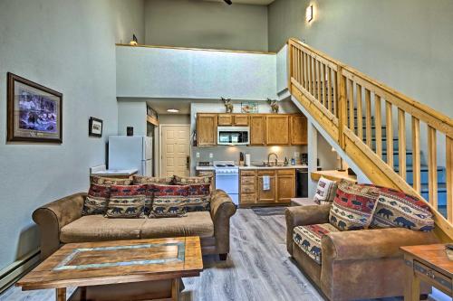 Cozy Mountain Condo with Pool 2 Mi to Granby Ranch!