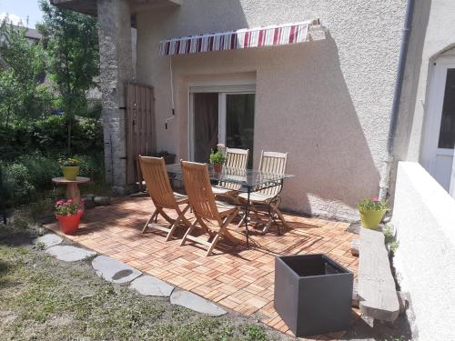 Appartement rez de chaussée avec terrasse et jardin - Location saisonnière - Tence