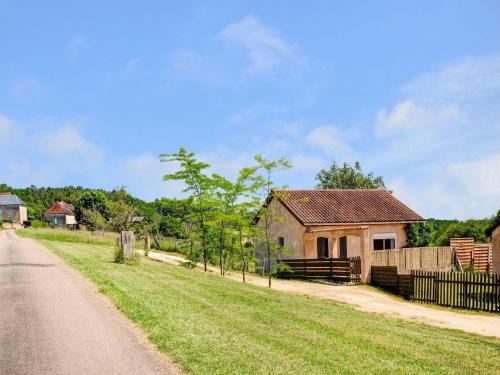 Garden-view Cottage in Tourtoirac with Infrared Sauna gîte à louer Tourtoirac