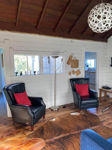 Paratu Farm Cottage in a quiet rural setting. in ไวปูคูโร