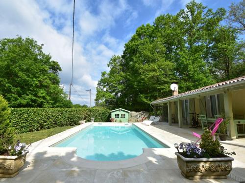 Quiet Holiday Home in Lalinde with Swimming Pool gîte à louer Les Pourroux
