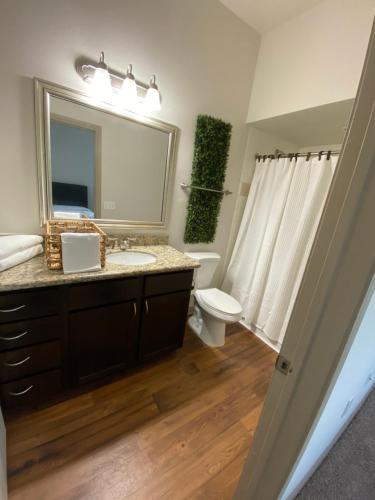 Spacious Galleria Cottage - Self Check In & Free Parking, 4 Beds 2 Bathrooms