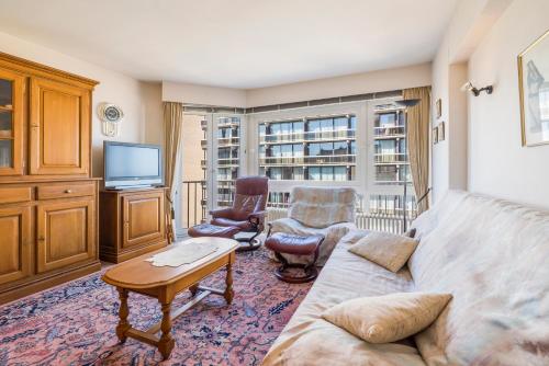 Vintage apartment with seaside view & parking
