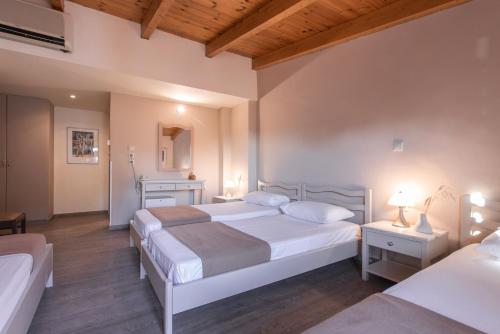 2 twin beds, 1 sofa bed