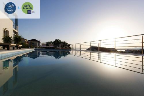 Villa Mermaid Your Croatian Haven with Luxury Pool and Scenic Views - Accommodation - Podstrana