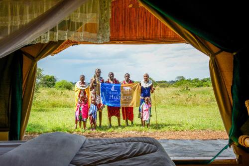 Africa Safari Serengeti Ikoma - Wildebeest migration is around!