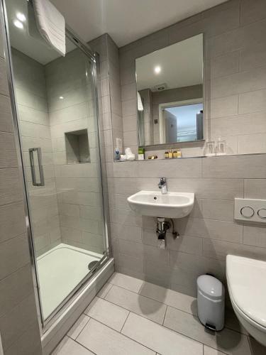 Bathroom, Grosvenor Lodge Guest House near Solent Meads Golf Centre