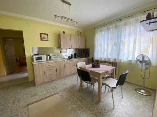 ห้องครัว, Eszter Apartman in เอเกอร์