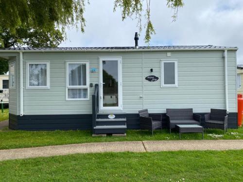 Cozy 2 bedroom lodge in Sandown Isle of Wight gîte à louer Fratton Railway Station