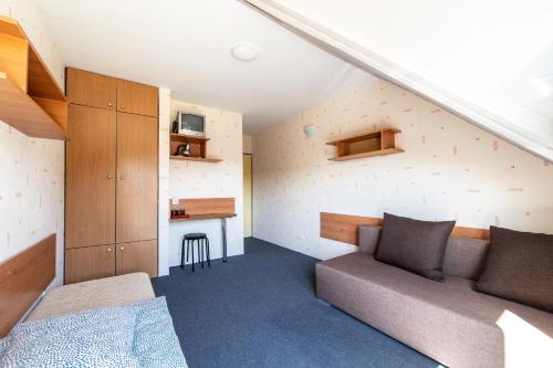 Triple Room (2 Adults + 1 Child) image 7