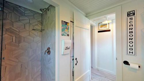 Salt Box Pine Point Retro-Chic Design Modern Luxury - image 6