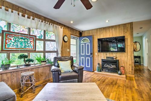 Charming Hampton Bays Home 5 Mi to Coopers Beach in Hampton Bays, USA