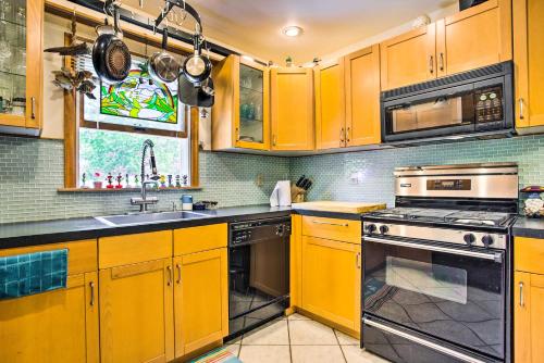 Charming Hampton Bays Home 5 Mi to Coopers Beach in Hampton Bays, USA