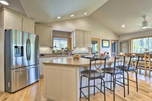 Secluded Oakland House with On-Site Hiking! - image 9