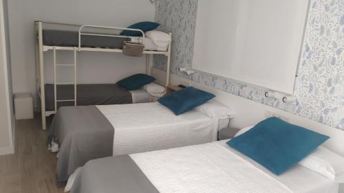 2 twin beds, 2 bunk beds