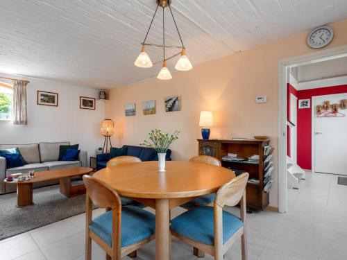 Holiday Home Zeeuws-Vlaanderen by Interhome in Sint Kruis
