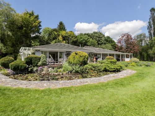 The River House Avon Valley Stonehenge with fishing