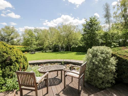 The River House Avon Valley Stonehenge with fishing