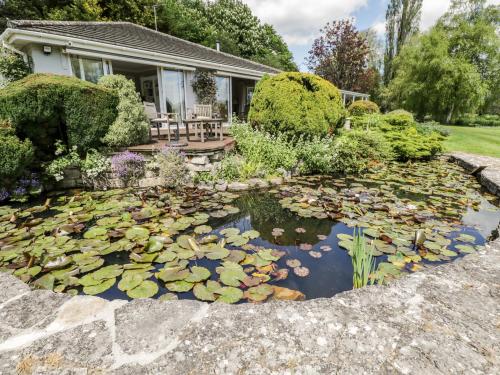 The River House Avon Valley Stonehenge with fishing