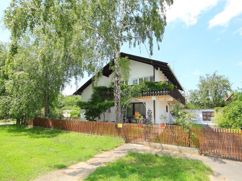  Apartment Fuchsia in Balatonboglár