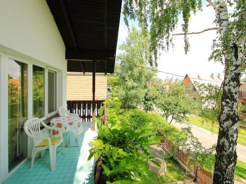  Apartment Fuchsia in Balatonboglár