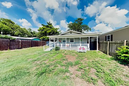 Updated Home with Firepit - Walk to Fulton Beach home - image 3