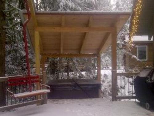 Holiday Home 99MBR Woodsy Cabin w- Hot Tub - image 4