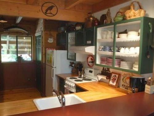 Holiday Home 44MBR Rustic Cabin with a Hot Tub - image 4