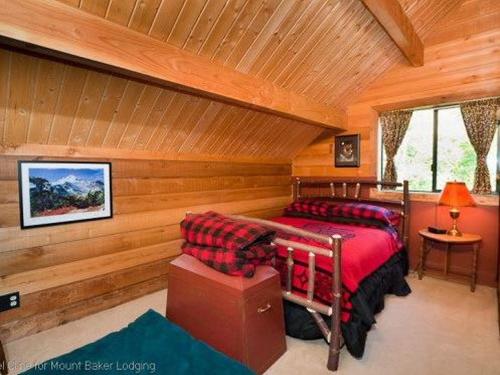 Holiday Home 44MBR Rustic Cabin with a Hot Tub - image 8