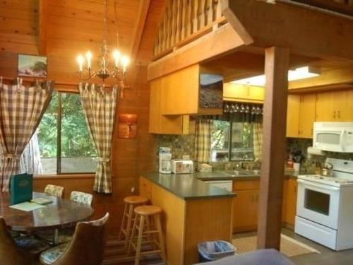 Holiday Home 53MBR Cozy Cabin w- Hot Tub - image 3