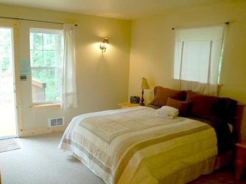 Holiday Home 95GS Pet Friendly Cabin w- Hot Tub - image 5