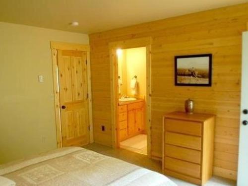 Holiday Home 95GS Pet Friendly Cabin w- Hot Tub - image 6
