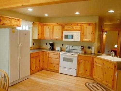 Holiday Home 95GS Pet Friendly Cabin w- Hot Tub - image 7