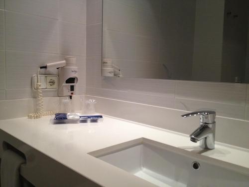 Double or Twin Room image 5