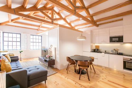 Newly Renovated Cozy Central Loft w/ AC by LovelyStay, Порту