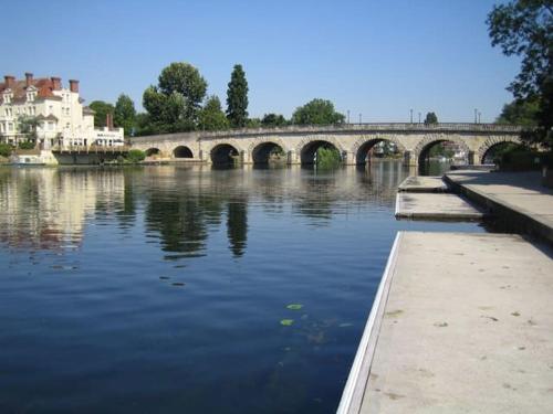 Maidenhead Riverside Delightful 3 bedroom Garden Flat with Home Office