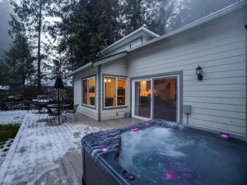 Holiday Home 62SL-Hot Tub-Upscale Roughing It! - image 9