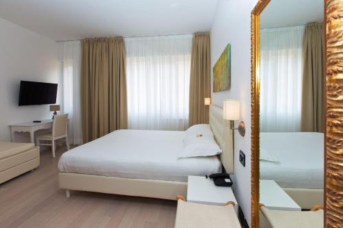 Deluxe Triple Room image 3