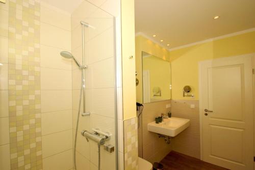 Villa Antje Ferienwohnung 10 mit gratis Sauna- und Schwimmbadnutzung im AHOI Sellin - image 3