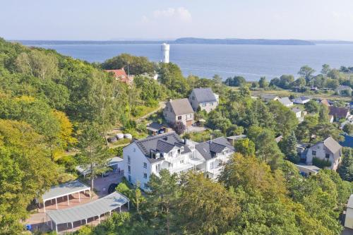 Ferienresidenz Zwei Bodden FeWo2-8 - Balkon, Sauna, Kamin 224m von Lietzow entfernt