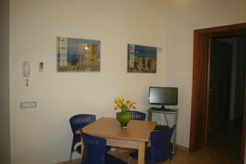One-Bedroom Apartment with Sofa Bed image 10