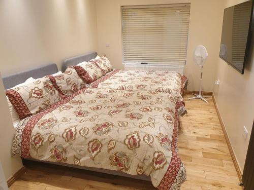 London Luxury Apartments 1min walk from Underground, with FREE PARKING FREE WIFI, Londyn